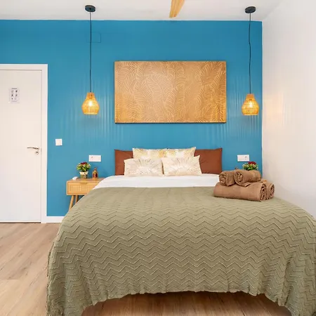 Bright Renovated Studio- Balcony- 10' Walk- Barcelona Center 25' Train Sant Adria de Besos