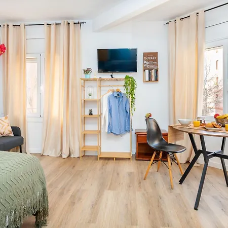 Bright Renovated Studio- Balcony- 10' Walk- Barcelona Center 25' Train * Sant Adria de Besos