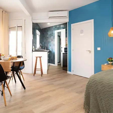 Bright Renovated Studio- Balcony- 10' Walk- Barcelona Center 25' Train Daire