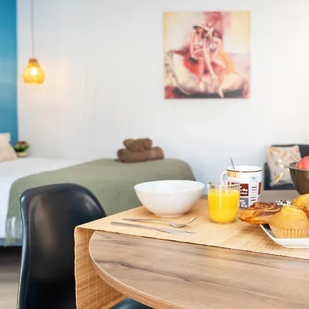 Bright Renovated Studio- Balcony- 10' Walk- Barcelona Center 25' Train Daire *