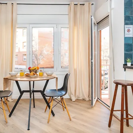 Bright Renovated Studio- Balcony- 10' Walk- Barcelona Center 25' Train