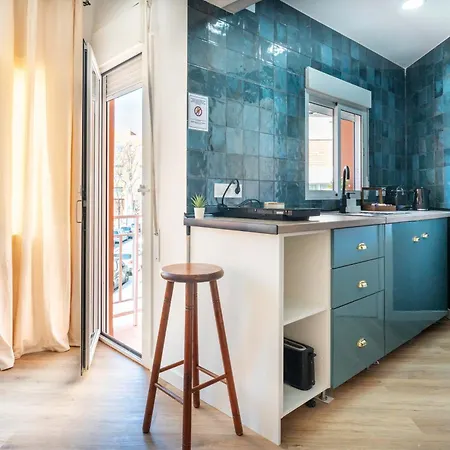 Bright Renovated Studio- Balcony- 10' Walk- Barcelona Center 25' Train Daire Sant Adria de Besos