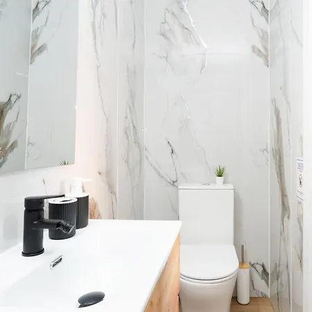 Apartament Bright Renovated Studio- Balcony- 10' Walk- Barcelona Center 25' Train Sant Adrià del Besòs