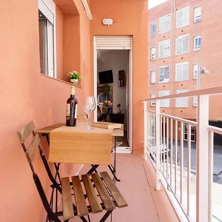 Bright Renovated Studio- Balcony- 10' Walk- Barcelona Center 25' Train Daire